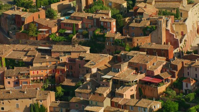 vue a&eacute;rienne drone du luberon et du village de Roussillon