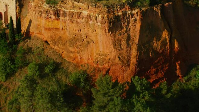 vue a&eacute;rienne drone du luberon et du village de Roussillon