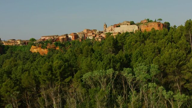 vue a&eacute;rienne drone du luberon et du village de Roussillon