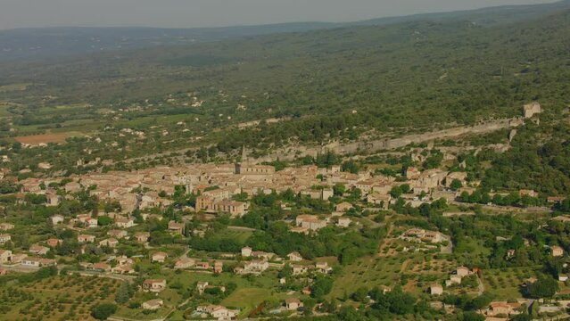 vue a&eacute;rienne drone du luberon et du village saint saturnin l&egrave;s apt