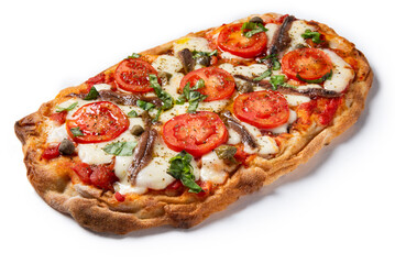 Deliziosa pinsa con mozzarella, pomodoro fresco, capperi e acciughe, un tipo di pizza della cucina...