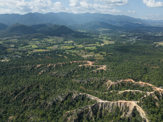 Obraz premium Canyon vue du ciel, chemin de randonnée, paysage de thaïlande, trekking et marche. Photo de drone