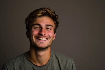 Obraz premium A young man with a beard is smiling for the camera