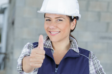 woman builder shows thumb up