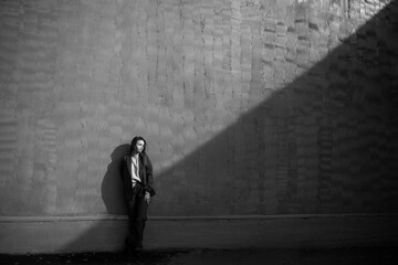 A person standing in front of a wall with a design. 5584