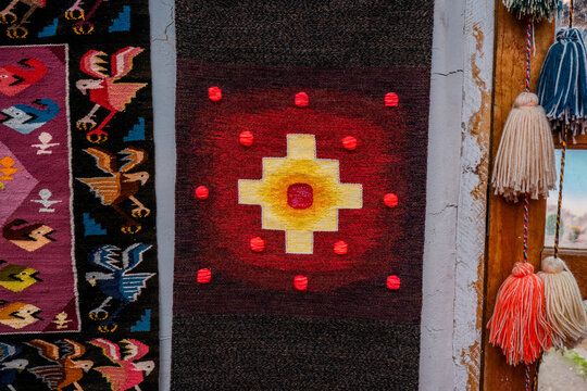 tela de alpaca bebe, tela peruana de cusco con simbolos de cosmovisi&oacute;n