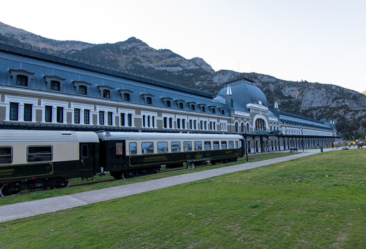 Panor&aacute;mica de la antigua Estaci&oacute;n de Canfranc (Huesca), reconvertida en hotel. 