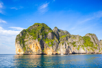 Fototapeta premium Beautiful landscape of the Maya Bay in the Phi Phi Islands, Thailand