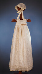 Diseño de ropón de bautizo celebración religiosa católica vestido de bautismo elegante y delicado
