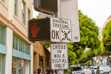 Diagonal crossing sign in the city - 712773471