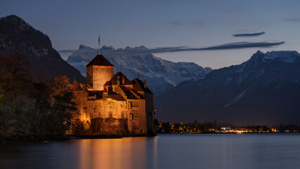 Swiss castle by the lake - obrazy, fototapety, plakaty