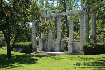guild guildwood toronto monument pillars with grass and tree in front and bushes