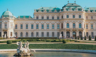 Obraz premium A Belvedere museum in Austria with a fountain in front of it