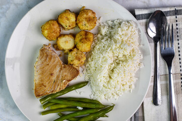 tuna steak with scallops , rice and green beans,