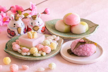 Obraz na płótnie Canvas ひな祭りの食べ物　雛人形　雛あられ　桜餅