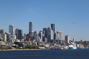 Fototapeta na wymiar Seattle skyline over the bay