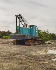 Obraz premium a broken and rusty mobile crane from behind.