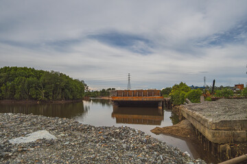 a big and rusty pontoon near the Wain river