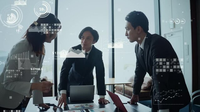 会議するビジネスパーソンのグループと統計データ