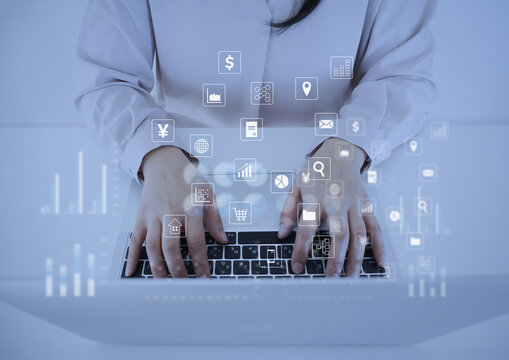 PC操作するビジネスパーソンとアイコン