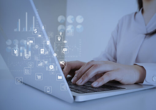 PC操作するビジネスパーソンとアイコン