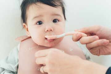 離乳食を食べる赤ちゃん