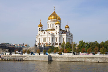 Fototapeta na wymiar View of the Cathedral of Christ the Savior on a sunny September day, Moscow