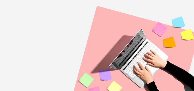 Laptop computer with many sticky notes - Flat lay