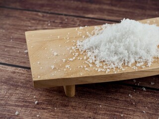 나무 그릇에 담긴 신선한 바다 소금