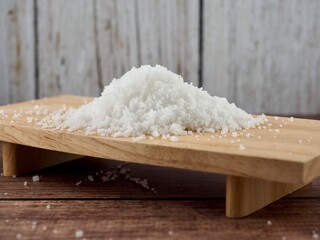 나무 그릇에 담긴 신선한 바다 소금