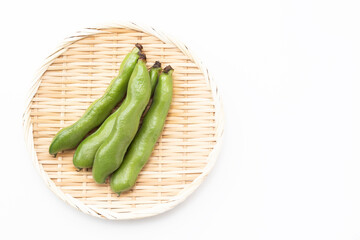 白背景に空豆