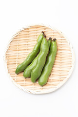 白背景に空豆