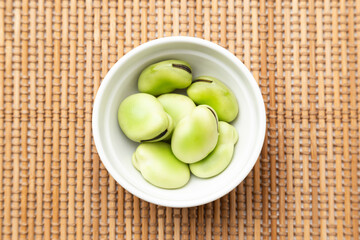 テーブルに空豆