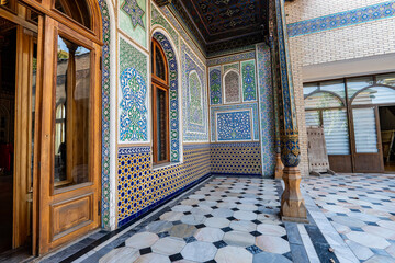 Beautiful traditional Uzbek architecture. The entrance to the house decorated with mosaics. - obrazy, fototapety, plakaty