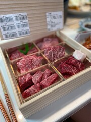 日本の一般家庭のご飯・焼肉の食べ比べの写真（和食・夕食・夜ご飯・家庭料理）