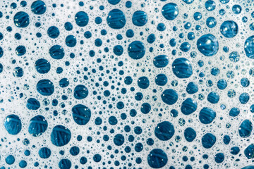 Biało niebieskie tło struktura wzór kółek babelków z piany w zbliżeniu makro - obrazy, fototapety, plakaty