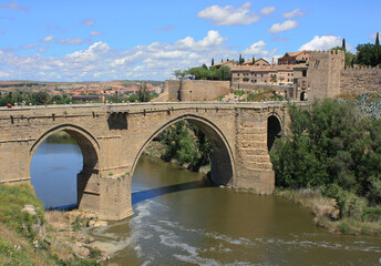 Obraz premium Spain. Ancient bridge in the ancient city of Toledo on a summer day.