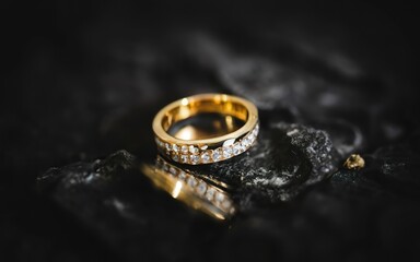 Obraz na płótnie Canvas golden ring with diamonds in dark background