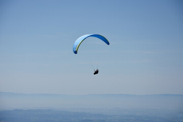 Volando por encima de las montañas