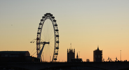 Noria sobre ciudad en Londres