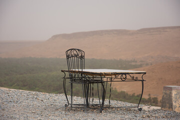 Mesa y silla en el desierto