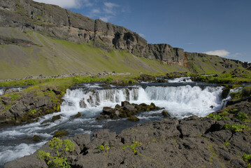 Río con cascada y montañas
