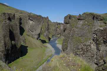 Típico río entre peñas en Islandia