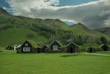 Fototapeta na wymiar Casas con techo de hierva en Islandia