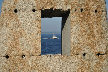 Vista de un barco a través de una piedra