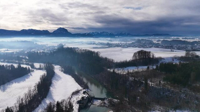 Drohnenflug &uuml;ber dem See in den Bergen in sch&ouml;ner Landschaft im Winter im Salzkammergut
