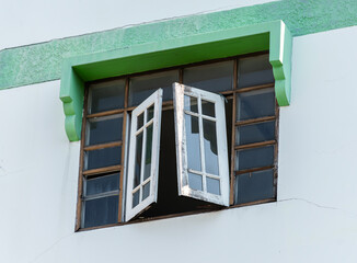 Obraz premium Broken wooden window on abandoned house