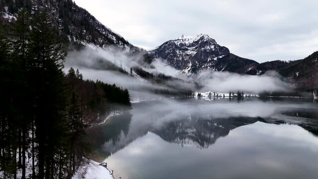 Drohnenflug &uuml;ber dem See in den Bergen in sch&ouml;ner Landschaft im Winter im Salzkammergut