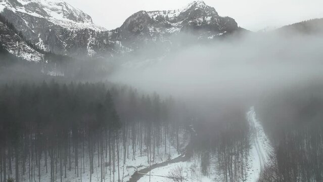 Drohnenflug &uuml;ber dem See in den Bergen in sch&ouml;ner Landschaft im Winter im Salzkammergut