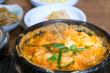 韓国料理の一つであるスンドゥブチゲ